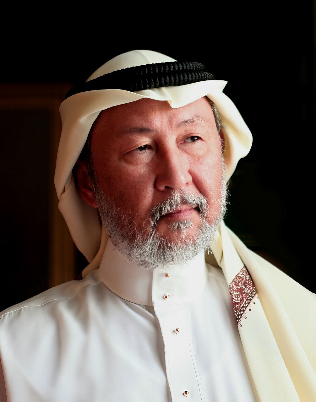 الفنان ضياء عزيز رائد النحت والعمارة الفنية في المملكة.